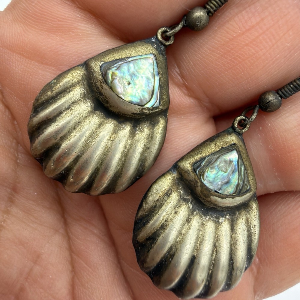 Vtg Alpaca Abalone Earrings Ribbed Puffy
